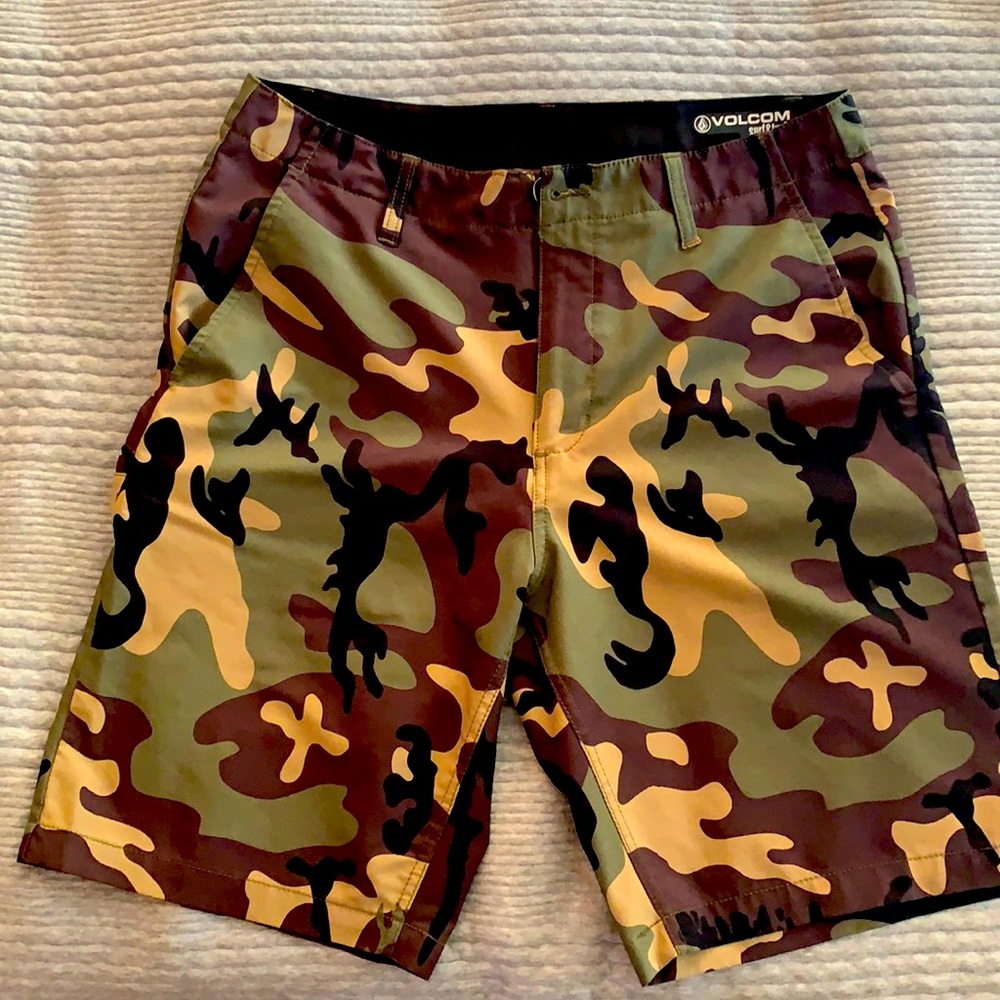 Volcom camo hybrid shorts
